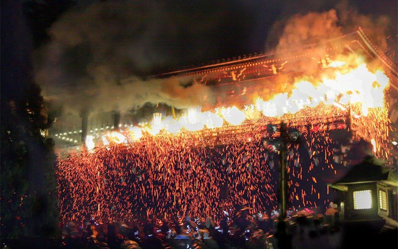 lễ hội tắm lửa Omizutori